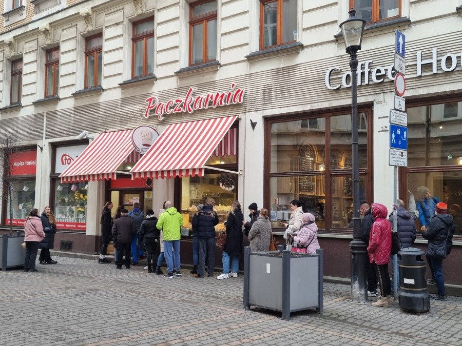Długie kolejki przed bielskimi cukierniami. To miejsce nazywane jest „zagłębiem pączkowym” - foto