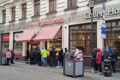 Długie kolejki przed bielskimi cukierniami. To miejsce nazywane jest „zagłębiem pączkowym” - foto