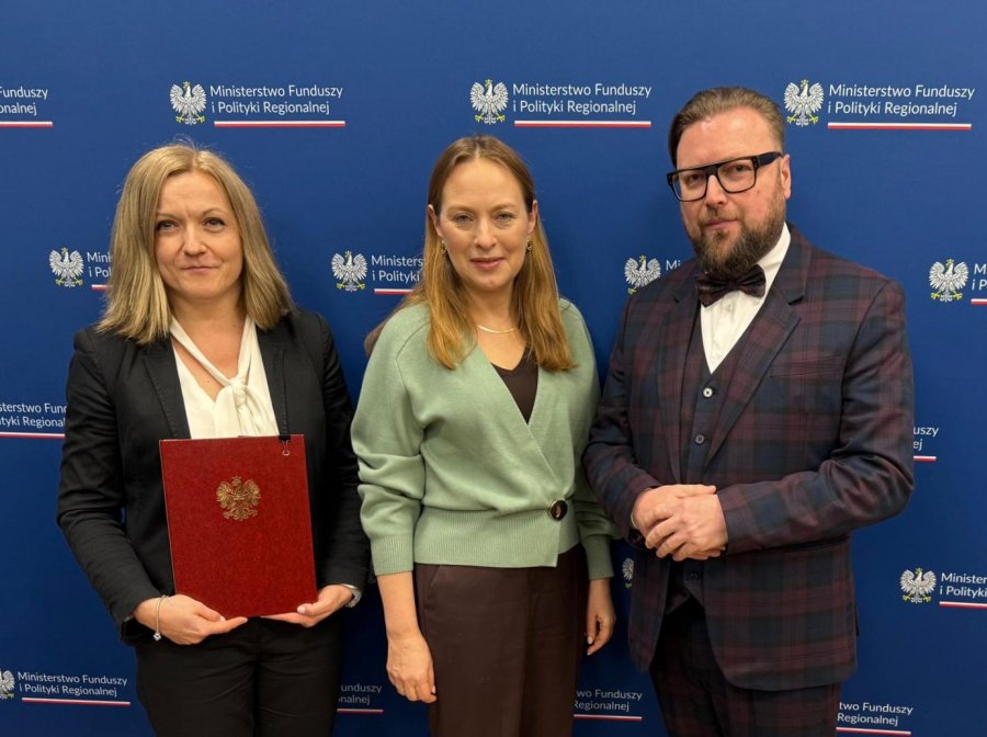 Trzy miliony złotych dla bielskich rodzin. Wiceprezydent i minister podpisali umowę - foto