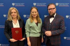 Trzy miliony złotych dla bielskich rodzin. Wiceprezydent i minister podpisali umowę - foto
