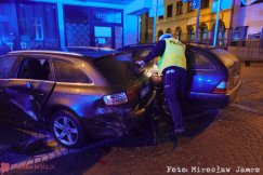 Uderzyła w trzy zaparkowane samochody i uciekła. Za kółkiem nietrzeźwa kobieta! - foto