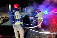 Pożar osobowego BMW. Samochód zapalił się w trakcie jazdy - foto
