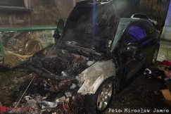 Słup ognia pomiędzy budynkami. Siłowo otworzyli bramę placu - foto