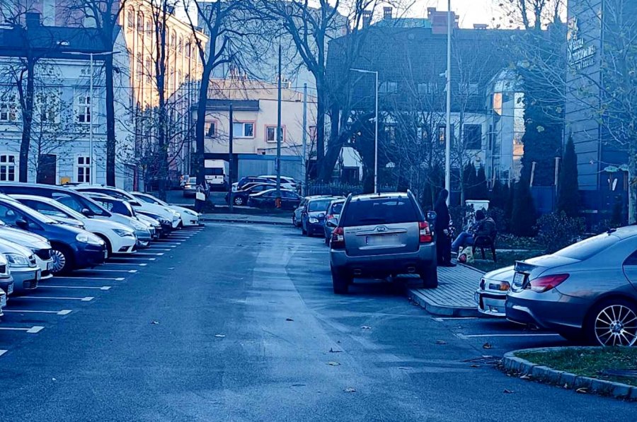 Strażnicy pilnują parkingów i wystawiają mandaty. Abonamentów więcej niż... miejsc parkingowych