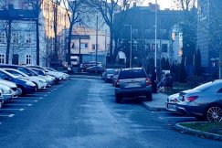 Strażnicy pilnują parkingów i wystawiają mandaty. Abonamentów więcej niż... miejsc parkingowych