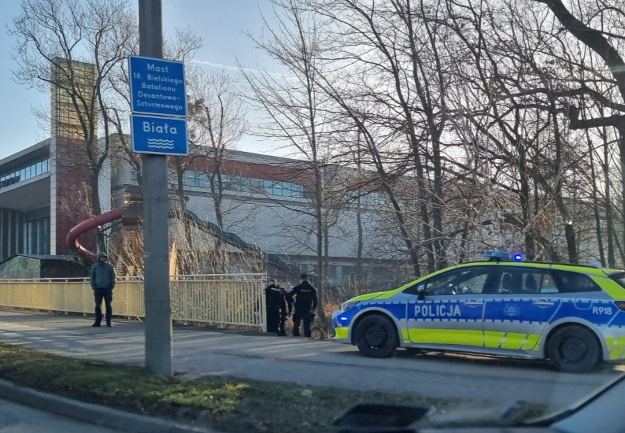 Zwłoki mężczyzny w okolicy Gemini. Na miejscu pracują policjanci - foto
