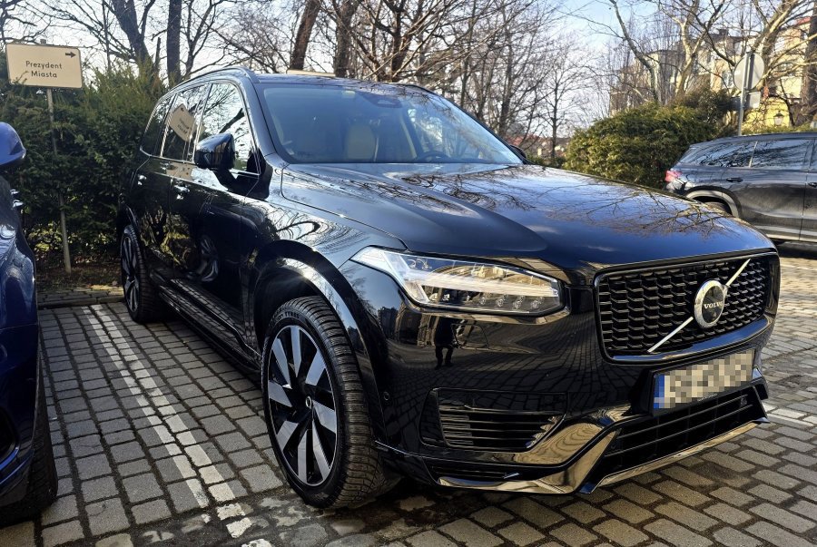 Prezydent też ma nowy samochód. Luksusowy SUV wyróżnia się na ratuszowym parkingu - foto