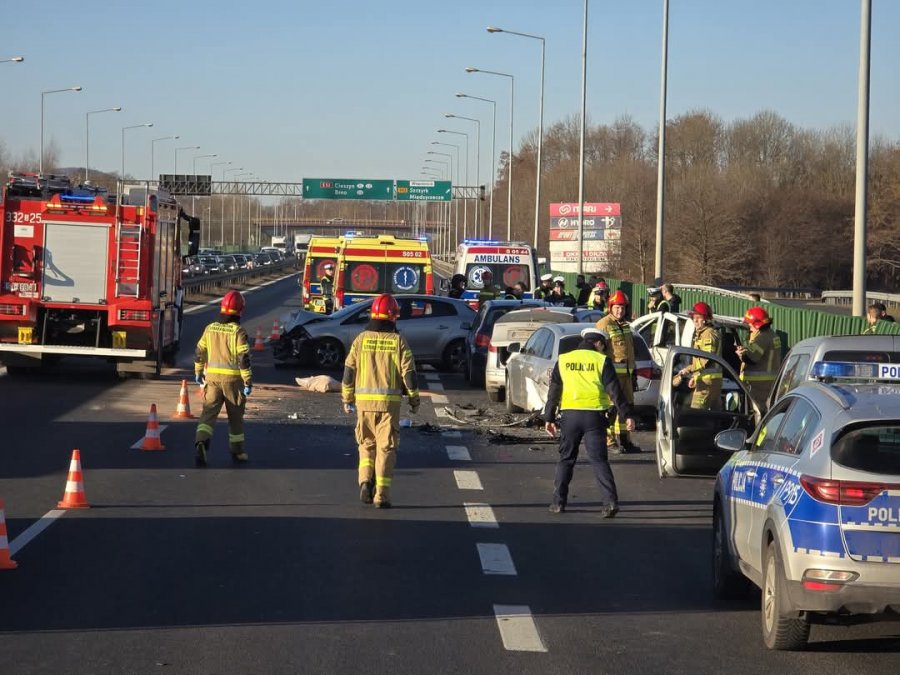 Duży karambol z udziałem kilku aut w Wapienicy. Trzech rannych trafiło do szpitala - foto