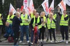 Pikietowali przed siedzibą francuskiego giganta. Zanieśli petycję, ale szefostwo miało wolne - foto