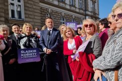 Trzaskowski złożył deklarację przed bielskim Ratuszem. „Średniowieczne prawo do lamusa” - foto