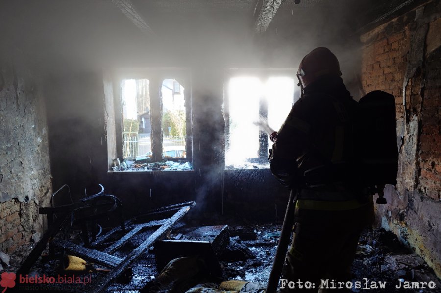 Pożar pustostanu na Karpackiej. Ogień w dwóch pomieszczeniach - foto