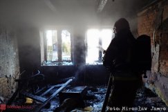 Pożar pustostanu na Karpackiej. Ogień w dwóch pomieszczeniach - foto