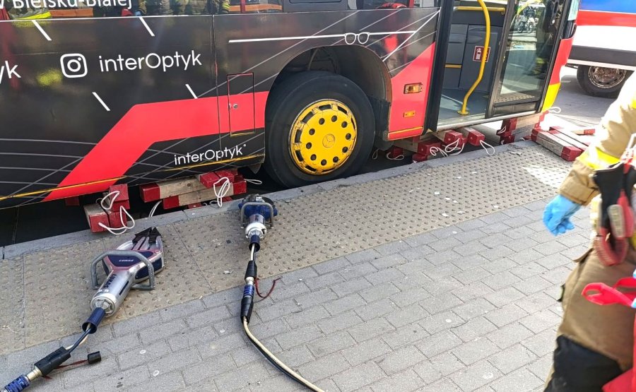 Zakleszczył rękę w... nadkolu autobusu. Strażacy rozcieli oponę, by uwolnić rannego - foto