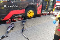 Zakleszczył rękę w... nadkolu autobusu. Strażacy rozcieli oponę, by uwolnić rannego - foto
