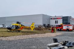 Wypadek na terenie bielskiej firmy, lądował LPR. Trwa walka o życie młodego mężczyzny - foto