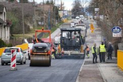 Zapowiadają deszcze i  wstrzymują roboty. Nie będą układać nawierzchni na granicy miasta - foto