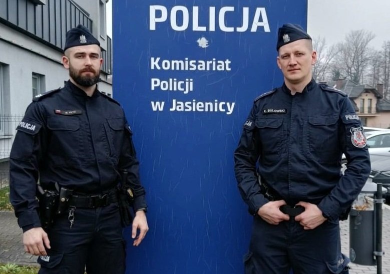 Policjanci zatrzymali seniora w drodze do banku. Oszuści zamówili mu nawet taksówkę - foto