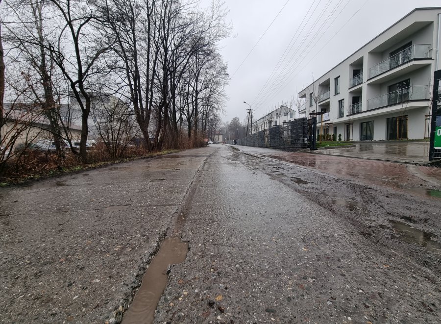 Okolicę zabudowali deweloperzy, a drogi ciągle nie ma. Wiceprezydent odpowiada na insynuacje