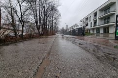Okolicę zabudowali deweloperzy, a drogi ciągle nie ma. Wiceprezydent odpowiada na insynuacje