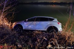 Samochód wpadł do stawu. Kierowca i pasażerka mieli bardzo dużo szczęścia! - foto