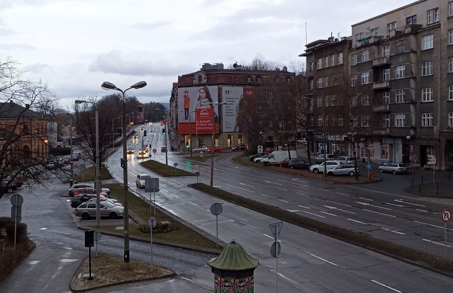 Dwa alerty meteorologiczne na wieczór i noc. Warunki na drogach mogą być trudne