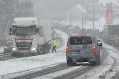 Sypnęło śniegiem i ciężarówki stoją pod wzniesienia. Czołowe zderzenie na zjeździe z S52 - foto