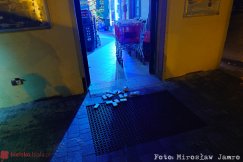 Włamanie do sklepu, uszkodzono roletę antywłamaniową. W akcji pies tropiący - foto