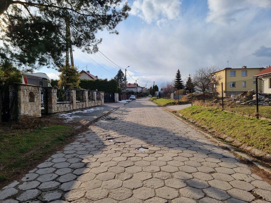 Dwie ulice do rozbudowy. Znikną płyty betonowe i nieśmiertelne trylinki - foto