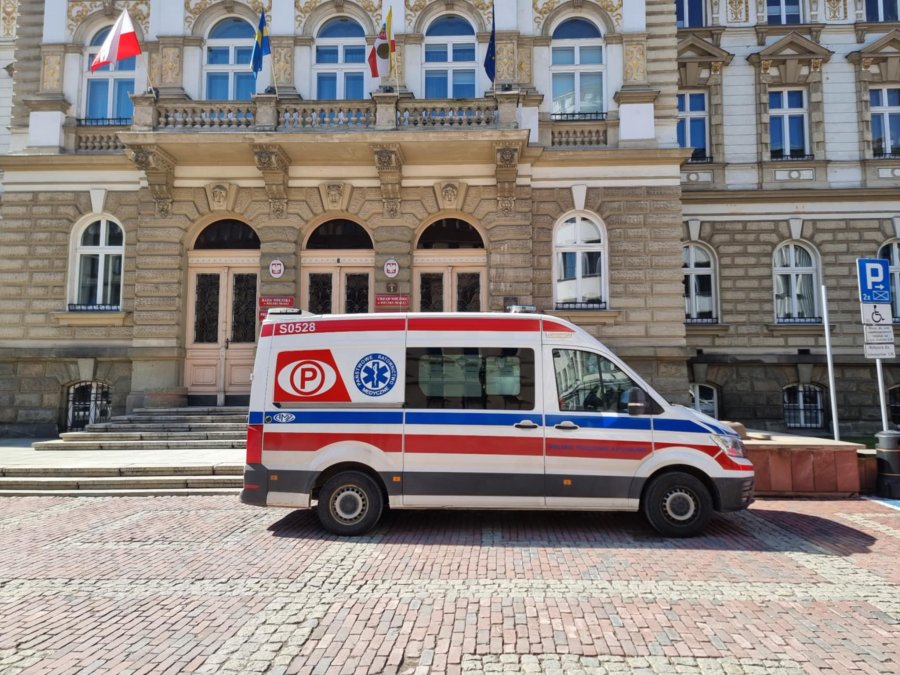 Interwencja służb ratunkowych w Ratuszu. Ratownicy wezwani do zasłabnięcia - foto