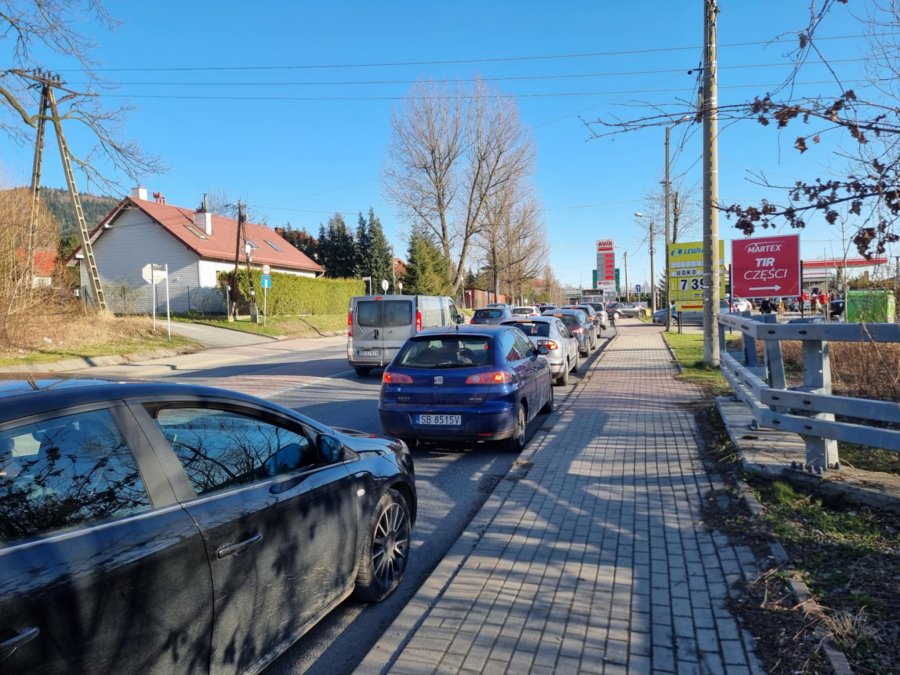 Tanie paliwo przez dwie godziny na bielskiej stacji. Duże korki w rejonie węzła S1 - foto