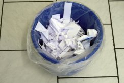 (Kosz na) papier przyjmie wszystko? Proste pytanie, niełatwa odpowiedź