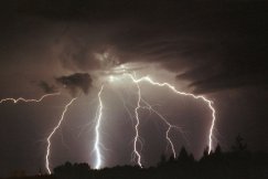 Ostrzeżenie przed gwałtowną pogodą. Po południu możliwy deszcz, burze i grad