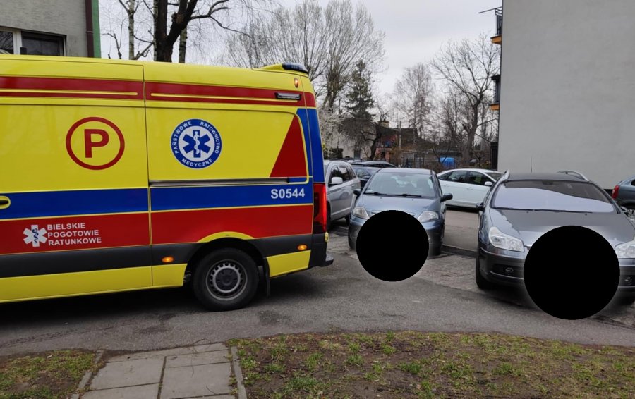 Bezmyślność czy głupota? Zaparkowane auta zablokowały wyjazd karetce - foto