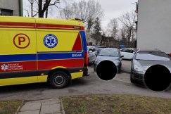 Bezmyślność czy głupota? Zaparkowane auta zablokowały wyjazd karetce - foto