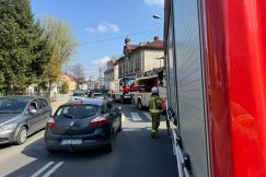 Alarm pożarowy w bielskim zakładzie. Na miejscu interweniowały liczne zastępy - foto