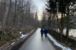 Nietypowe tabliczki z ostrzeżeniem w Wapienicy. Były apele o podjęcie działań - foto