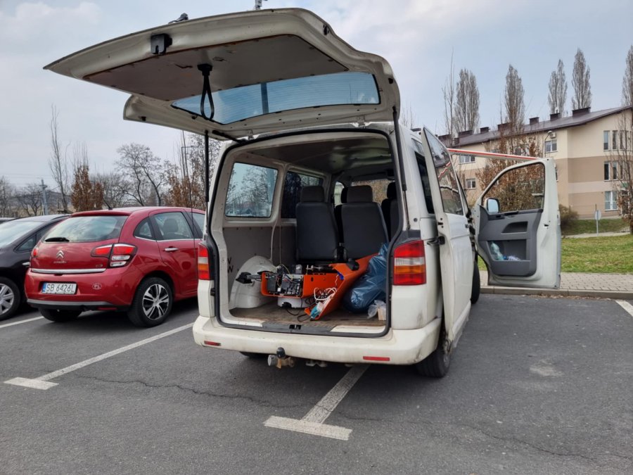 Kierowca pomylił gaz z hamulcem. Demolka na parkingu i wyłączony system opłat - foto