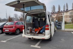 Kierowca pomylił gaz z hamulcem. Demolka na parkingu i wyłączony system opłat - foto