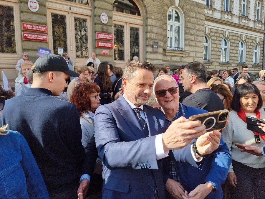 Tajemnicze koperty bez oznaczeń w skrytkach radnych. Doszło do naruszenia przepisów?