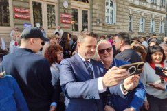 Tajemnicze koperty bez oznaczeń w skrytkach radnych. Doszło do naruszenia przepisów?