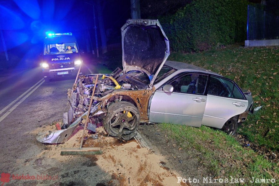 Wpadł autem do rowu. Nocna akcja służb przy granicy Bielska-Białej - foto