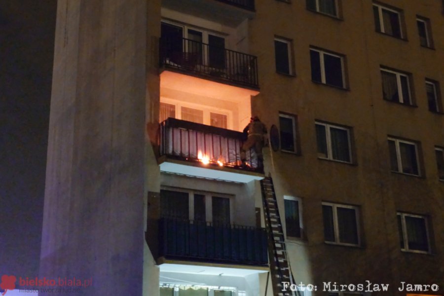 Nocny pożar na bielskim osiedlu. Ogień pojawił się na balkonie wieżowca - foto