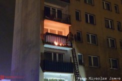 Nocny pożar na bielskim osiedlu. Ogień pojawił się na balkonie wieżowca - foto