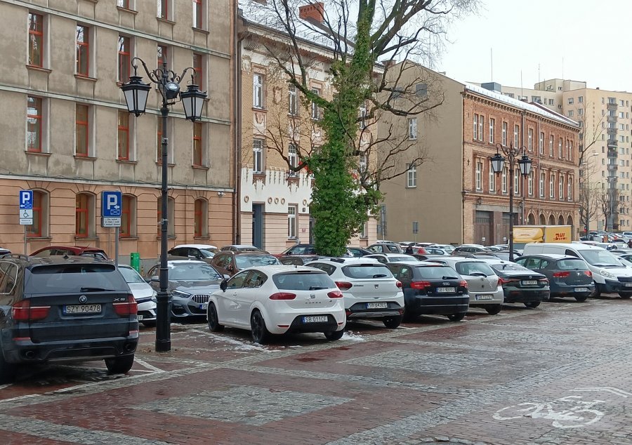 Zamknięcie części placu Ratuszowego. Czasowo ograniczą możliwość parkowania - foto