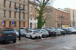 Zamknięcie części placu Ratuszowego. Czasowo ograniczą możliwość parkowania - foto
