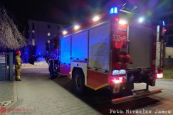 Zadymienie w budynku wielorodzinnym. Włączył się system i otworzyły klapy oddymiające - foto