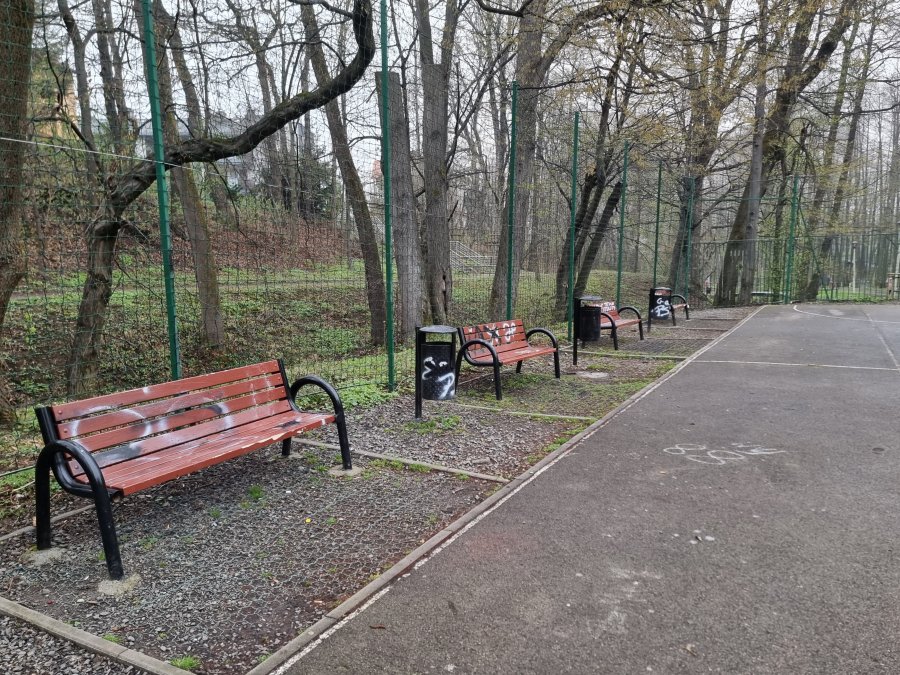 Mieszkańcy proszą o naprawę, chuligani niszczą. Osiedlowy park wygląda katastrofalnie - foto
