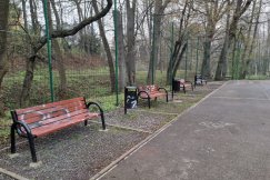 Mieszkańcy proszą o naprawę, chuligani niszczą. Osiedlowy park wygląda katastrofalnie - foto