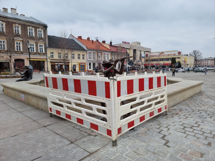 Żaba wróciła na plac. Rzeźby nie było pół roku, bo trwał spór pomiędzy jej współautorami - foto