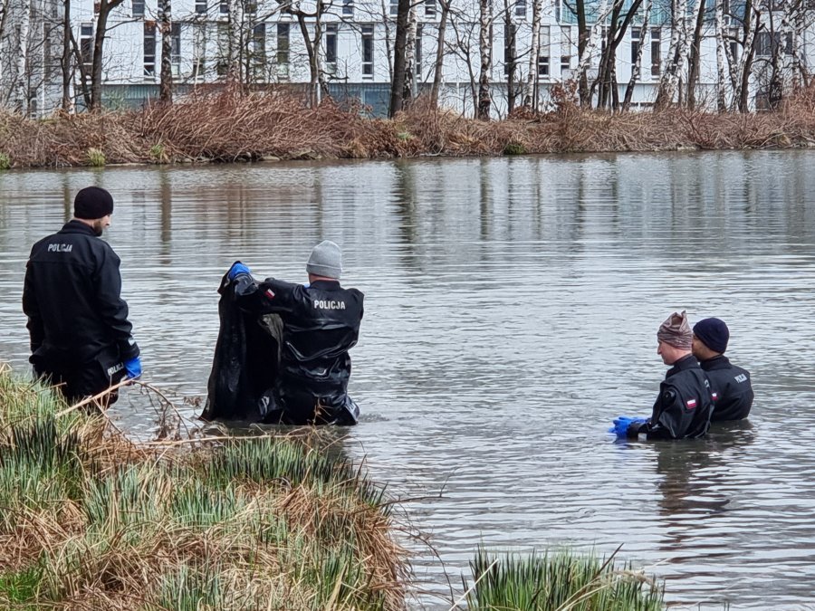 Psy podjęły trop, a funkcjonariusze zaczęli kopać. Policjanci przeszukiwali też pobliski budynek